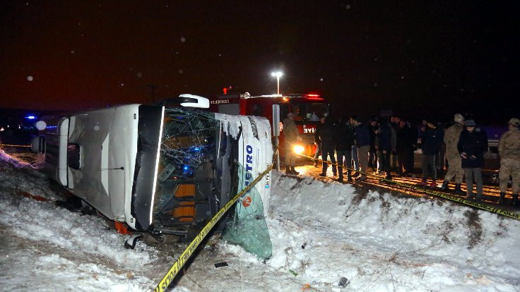 Bayburt'ta yolcu otobüsü devrildi