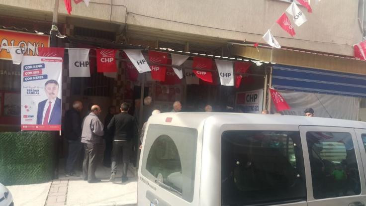 Bayraklı'da CHP seçim bürosuna silahlı saldırı