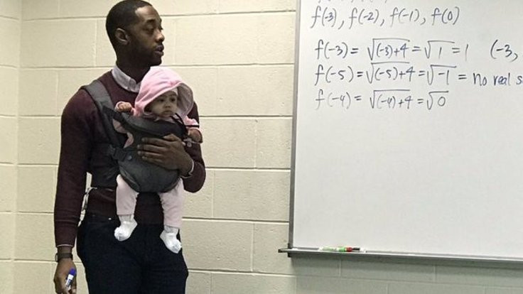 Öğrencisinin bebeğini kucağına alıp ders anlattı