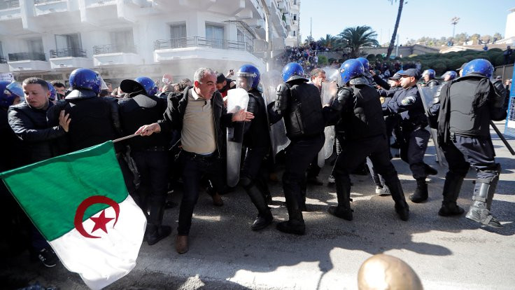 Cezayir'de hükümet karşıtı eylemler: Bir ölü, 183 yaralı