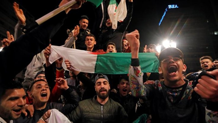 Cezayir'de Buteflika'ya karşı sokaklarda kutlama