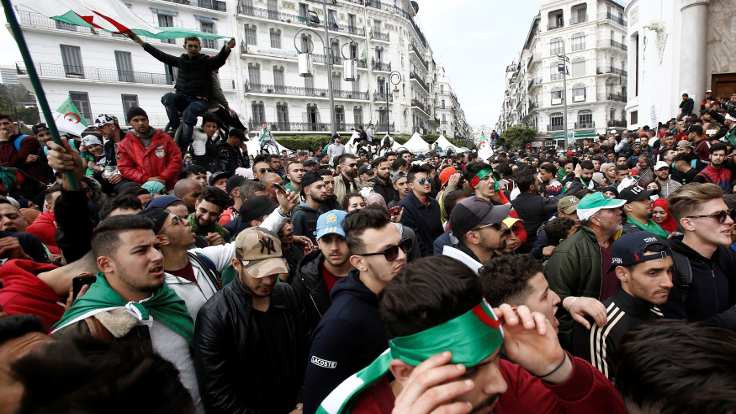 Cezayir'de ordu Buteflika'nın istifasını istedi