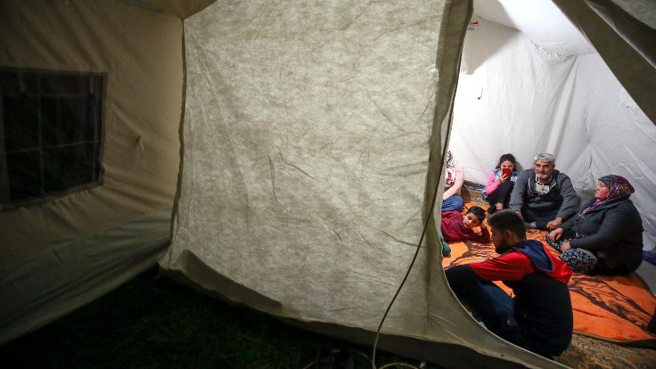Acıpayam'daki depremden etkilenenler geceyi çadırlarda geçiriyor