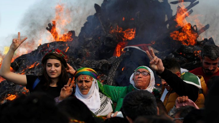 Diyarbakır'da Newroz ateşi yakıldı: Amed meydanı bir gün mutlaka çözüme tanıklık edecektir