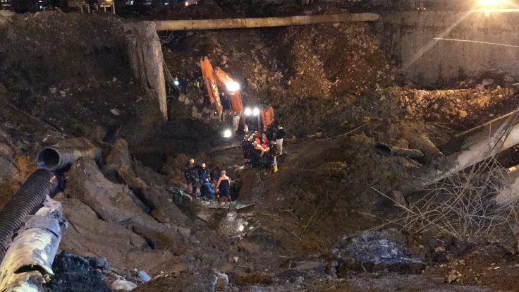 İzmir'deki metro göçüğünde işçilerin cansız bedeni çıkarıldı