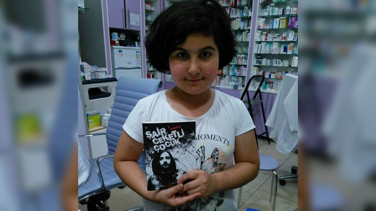 Şair Ceketli Çocuk kitabını imzalatan ilk okur: Rabia Naz Vatan