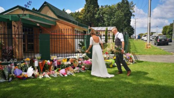 Düğün çiçeklerini Christchurch kurbanlarına adadılar