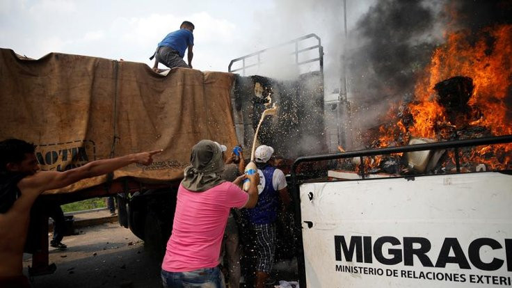NYT yalan haberin izini sürdü: Yardım konvoyunu Maduro değil, muhalifler yaktı