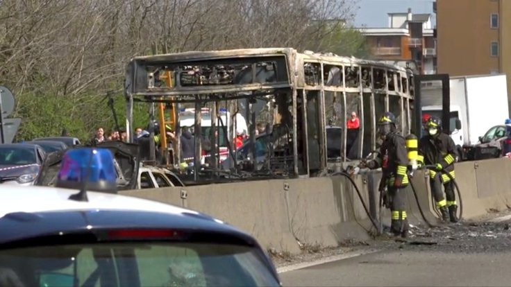 Çocukların olduğu otobüsü kaçırıp ateşe verdi
