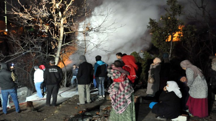 Ankara'da 2 gecekondu yandı: 20 kişi evsiz kaldı