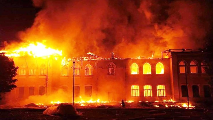 Tarihi okulda büyük yangın