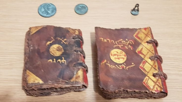 Adana'da ceylan derisi üzerine altın işlemeli tarihi İncil yakalandı