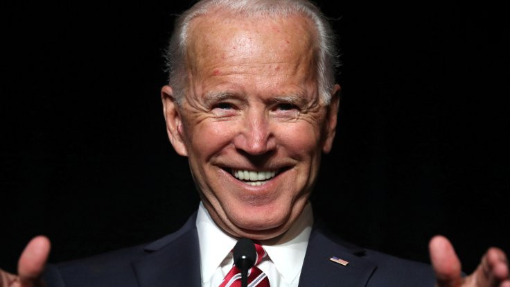 Joe Biden'a 'uygunsuz dokunma' suçlaması