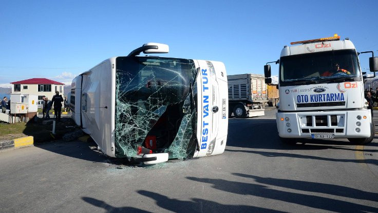 Bitlis'te otobüsü ile TIR çarpıştı: 34 yaralı