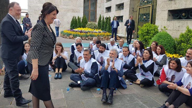 HDP'li vekiller Meclis önünde eylem yaptı
