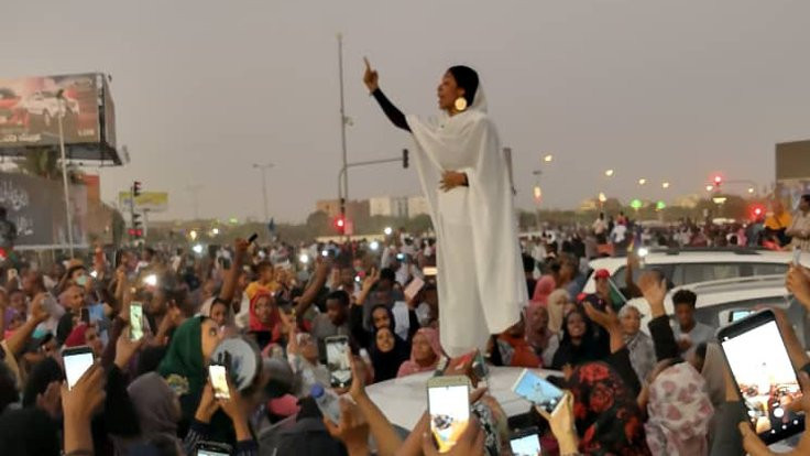 Sudan'daki protestoların kadın sembolü: Mermi öldürmez, susmak öldürür