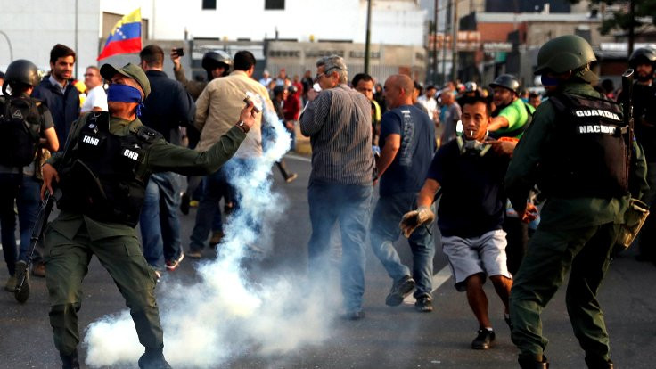 Venezuela'da darbe girişimi: Hükümet halkı sokağa çağırıyor