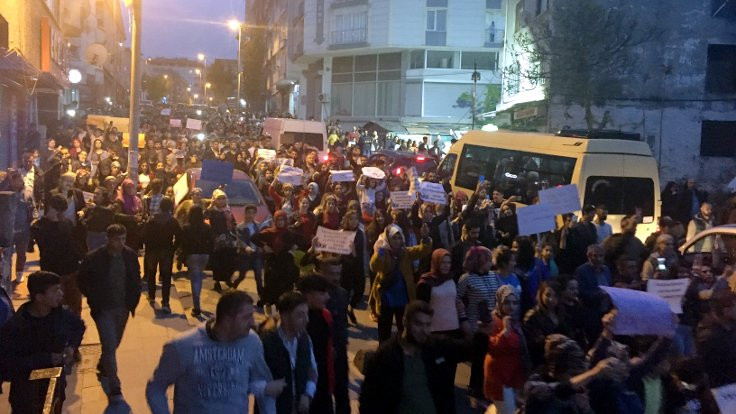 Küçükçekmece'de mahalleli protesto yürüyüşü yaptı