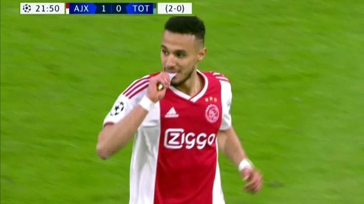 Ajax'lı futbolcular oruçlarını maç oynanırken açtı