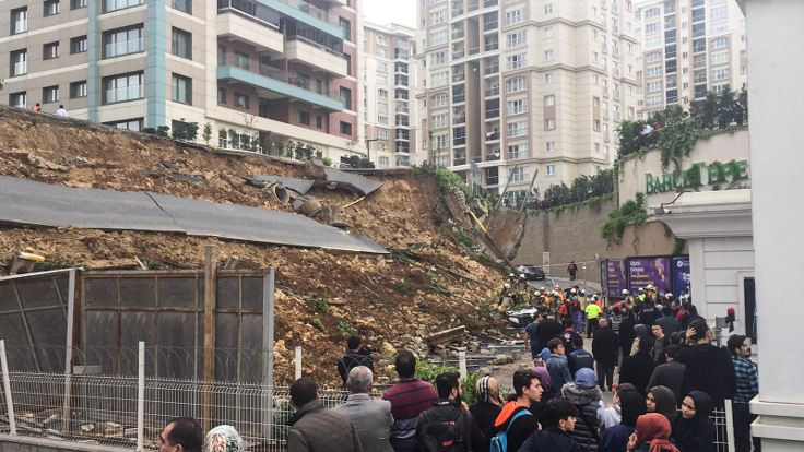 Başakşehir'de istinat duvarı çöktü: 1 kişi hayatını kaybetti