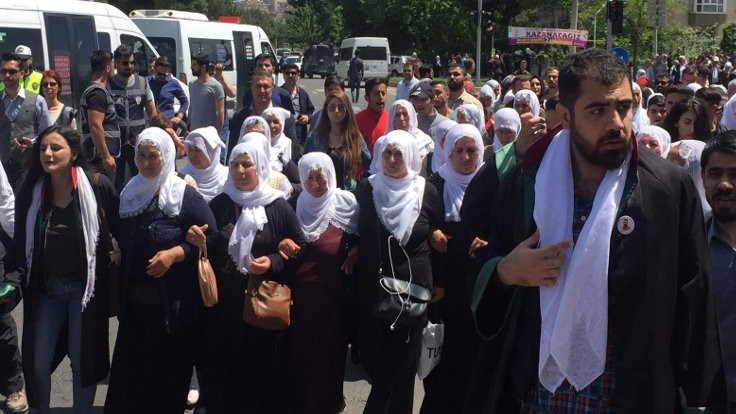 Diyarbakır'da annelere tazyikli su sıkıldı
