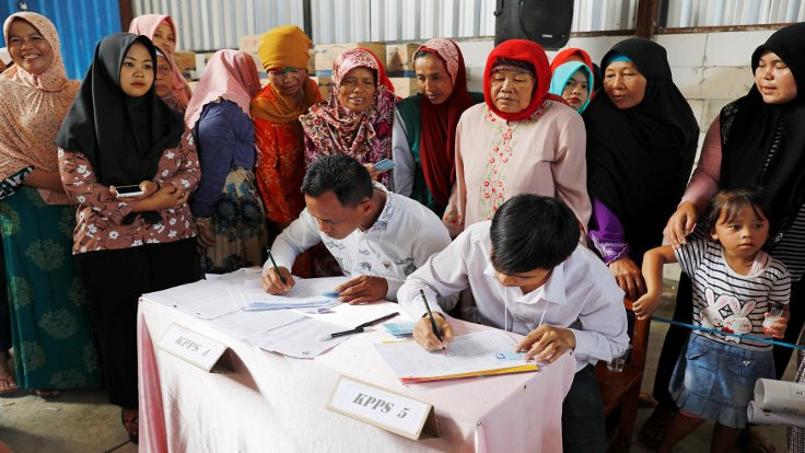 Endonezya'da yorgunluktan ölen seçim görevlilerin sayısı 500'ü geçti