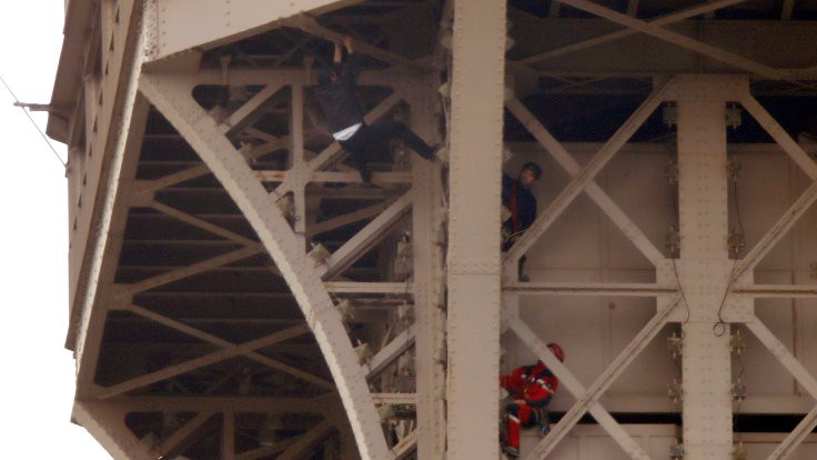 Eyfel Kulesi'ne tırmanan kişi gözaltına alındı