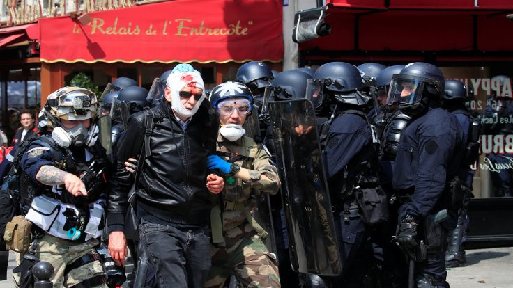Dünyada 1 Mayıs: Fransız polisinden yine biber gazı