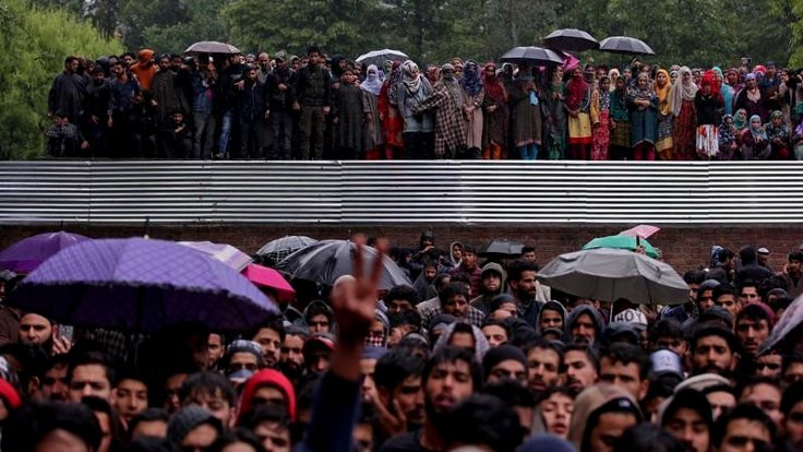 Hindistan'da öldürülen militanın cenazesine binlerce kişi katıldı