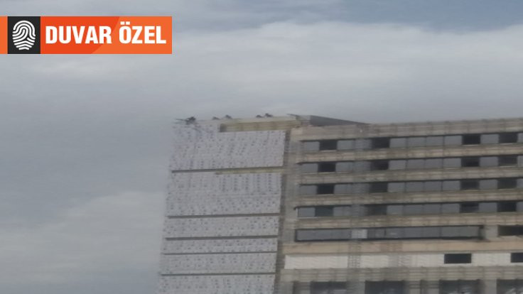 Şehir hastanesi işçileri çatıya çıktı