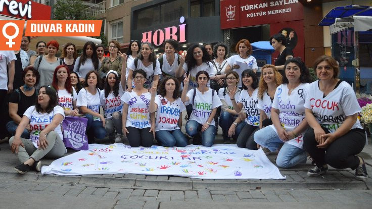 KESK’li kadınlar taleplerini beyaz tişörtlerle sokağa taşıdı