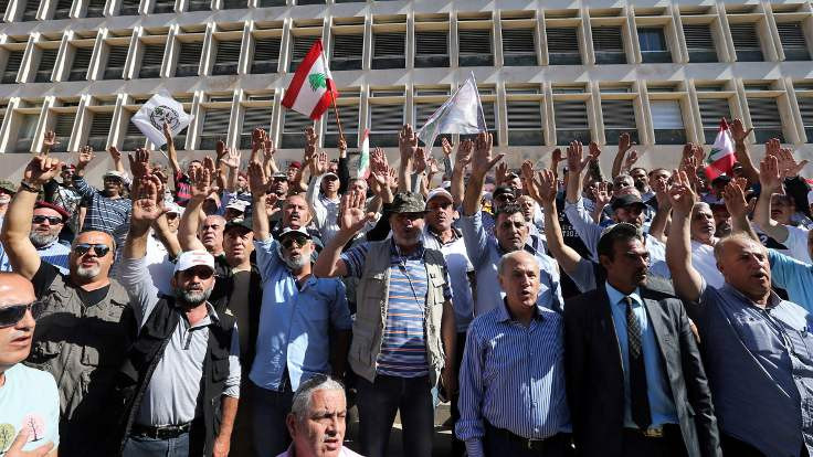 Lübnan'da ekonomik kriz: Emekli askerler Merkez Bankası'nı işgal etti