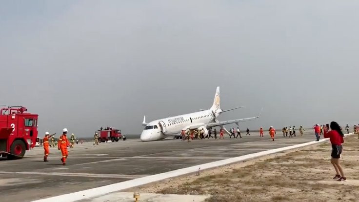 Ön tekerlekleri açılmayan uçak acil iniş yaptı