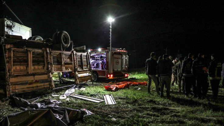 Mültecileri taşıyan kamyon devrildi: 5 ölü, 37 yaralı