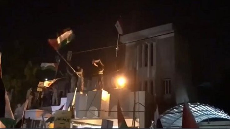 Bahreyn'e Filistin öfkesi: Elçilikte bayrak indirildi