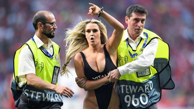 Liverpool-Tottenham maçına giren kadın reklam yapıyormuş