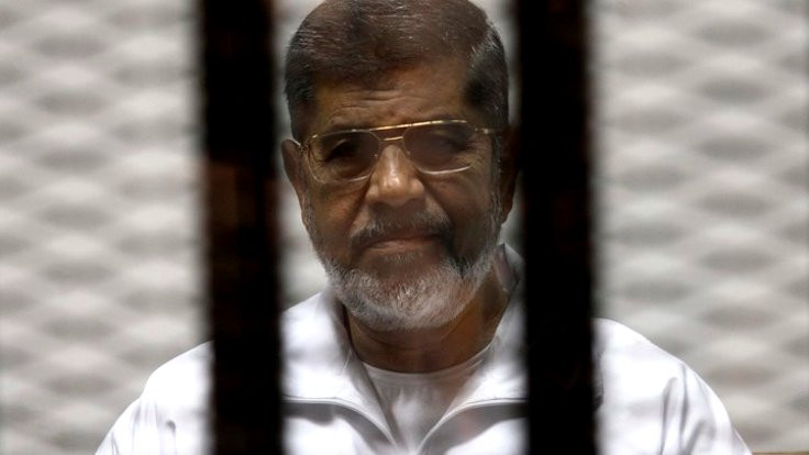 Mısır televizyonu: Mursi mahkemede öldü