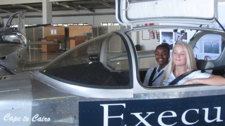Lise öğrencilerinin monte ettiği uçak ilk seferini yaptı