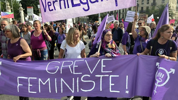 İsviçre'de on binlerce kadın eşit ücret için sokağa çıktı