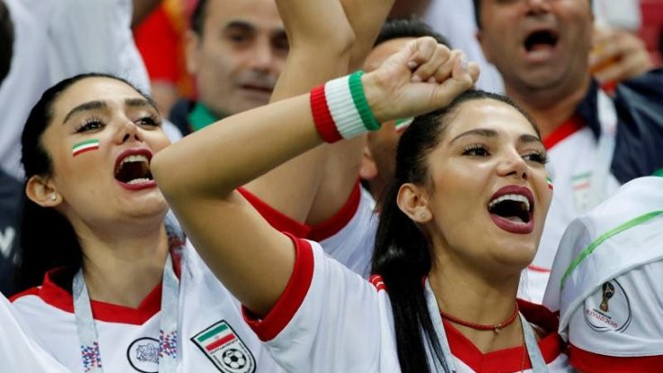 Futbol maçını izlemek isteyen kadınlara saldırı