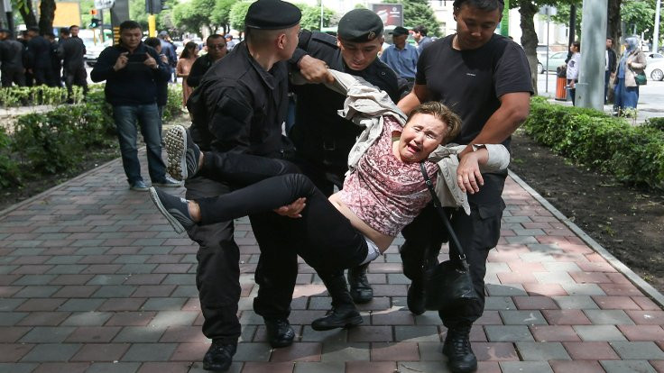 Kazakistan seçimine gözaltılar damga vurdu: Yakaladıklarını götürdüler!