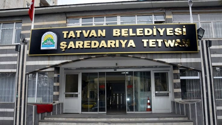 Tatvan Belediyesi de Kürtçe tabelayı kaldırdı