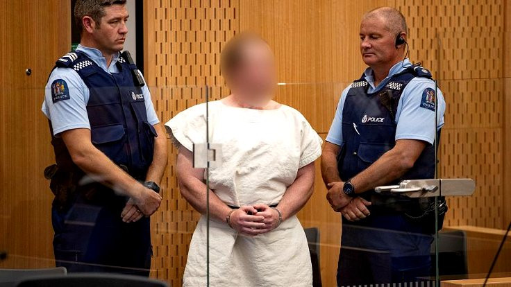 Yeni Zelanda saldırganı terör suçlamasıyla yargı karşısına çıkıyor