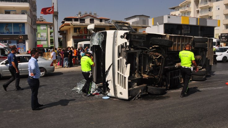 Antalya'da tur midibüsü devrildi: 16 yaralı