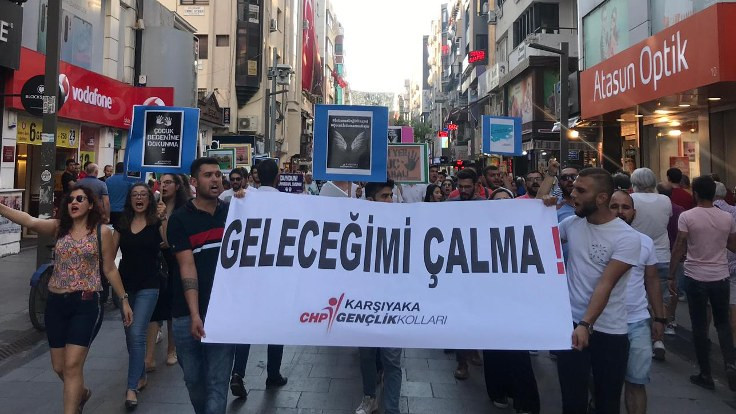 İzmir'de CHP'li gençlerden çocuk istismarına tepki yürüyüşü