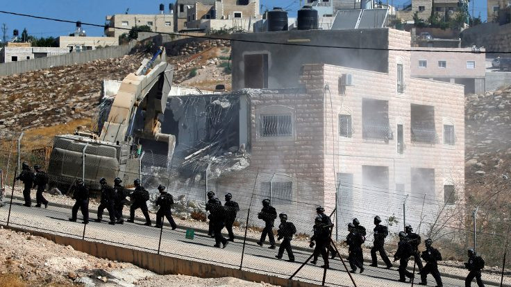 İsrail inşa ettiği duvarın yakınlarındaki Filistinlilerin evlerini yıkıyor