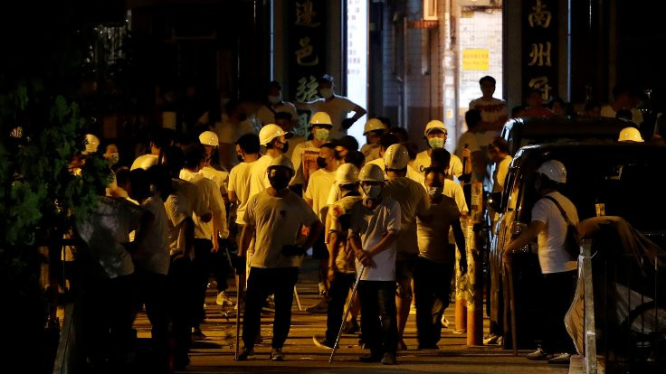 Hong Kong’da göstericilere sopalarla saldırdılar: 36 kişi yaralandı