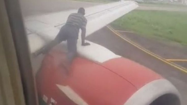 Uçağın kanadına tırmanıp içeri girmeye çalıştı