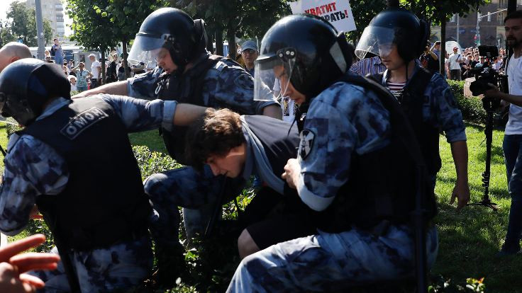 Rusya'da seçim protestosu: 300 gözaltı