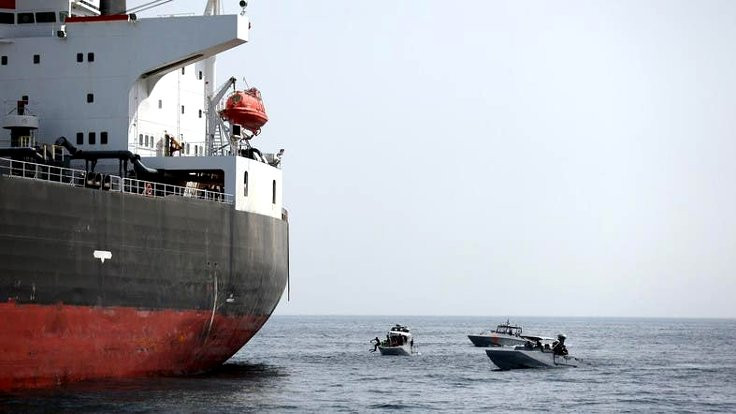 İran kaçak petrol tankeri taşıyan gemiye el koydu